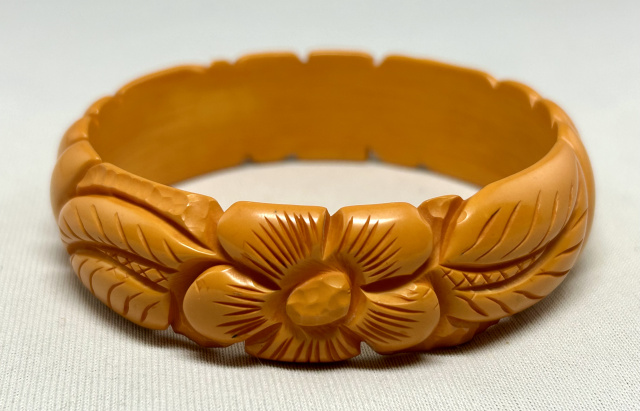 BB532 flower & leaf carved corn bakelite bangle